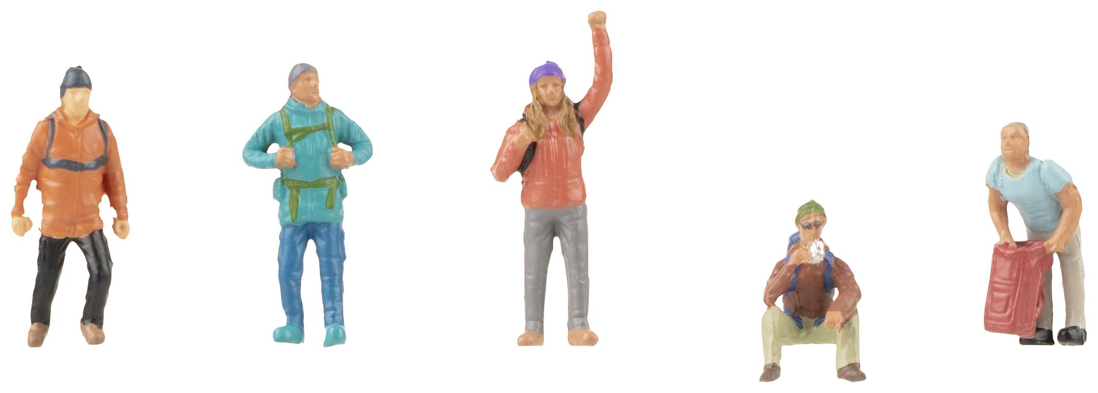 Cinq figurines miniatures dans différentes poses et tenues, simulant des activités comme la randonnée et la consommation de boissons.