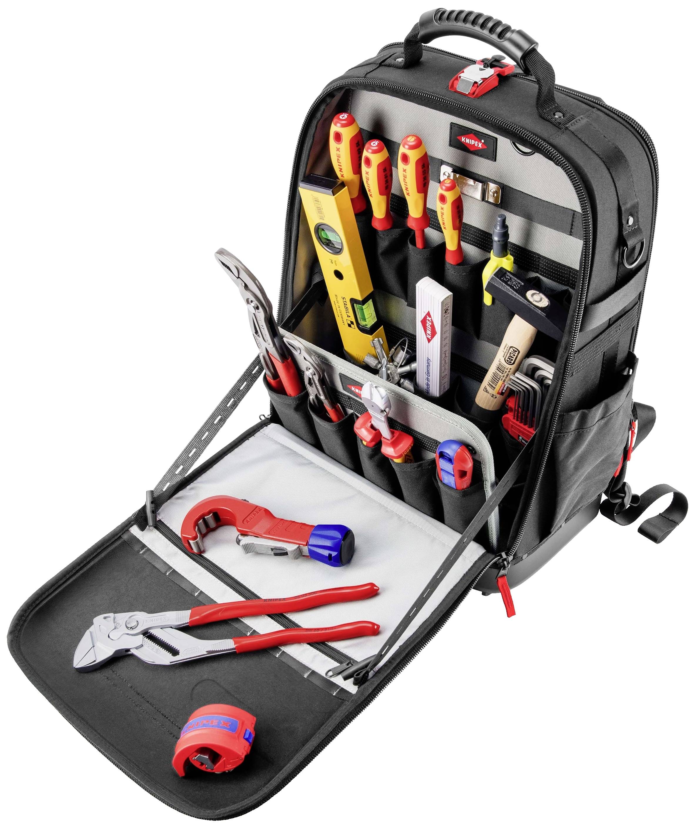 Sac à dos à outils avec compartiment ouvert, plusieurs tournevis, pinces, niveau à bulle et ruban adhésif soigneusement rangés.