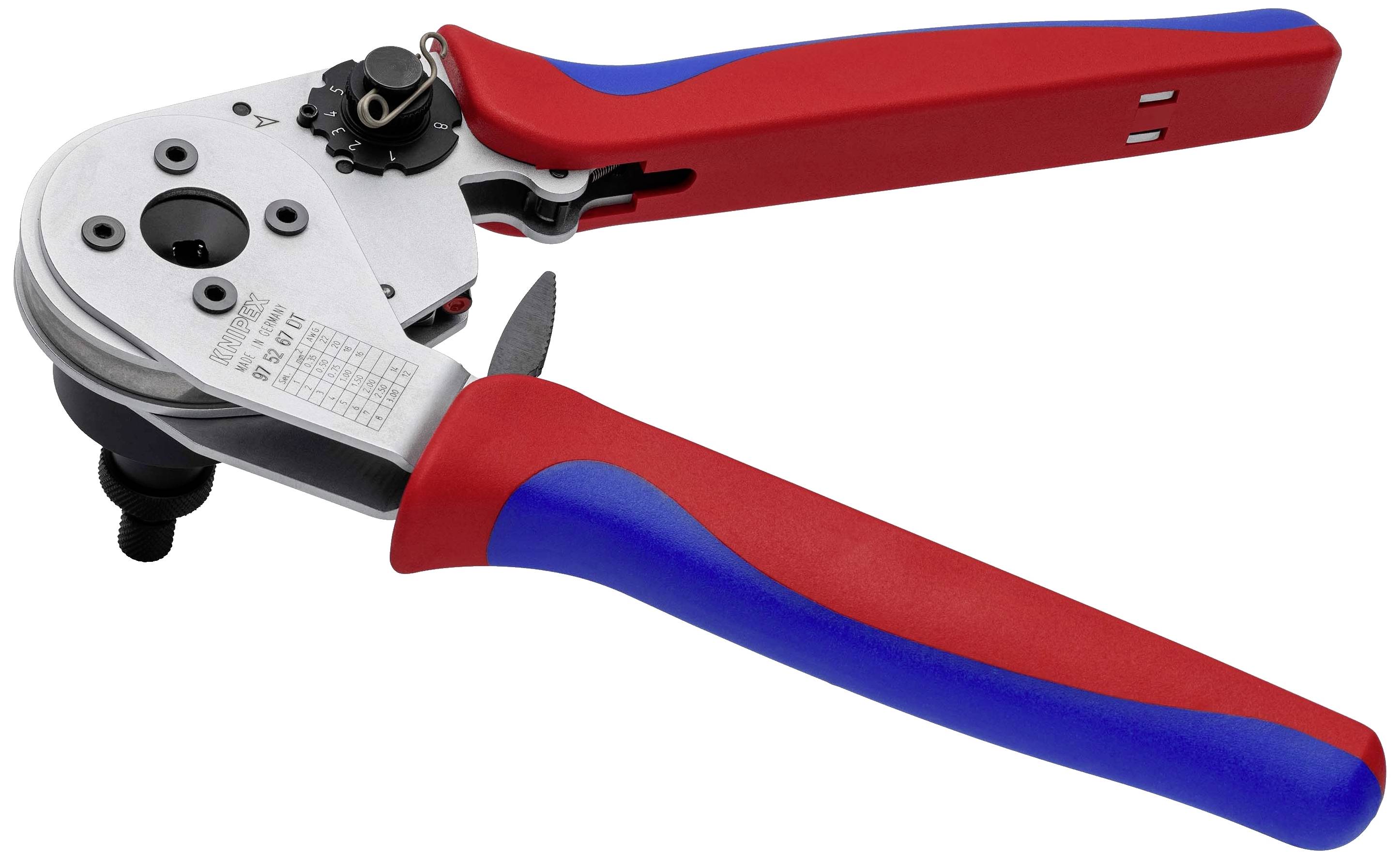 Pince à sertir avec poignées rouges et bleues, utilisée pour connecter des câbles et des raccords métalliques.