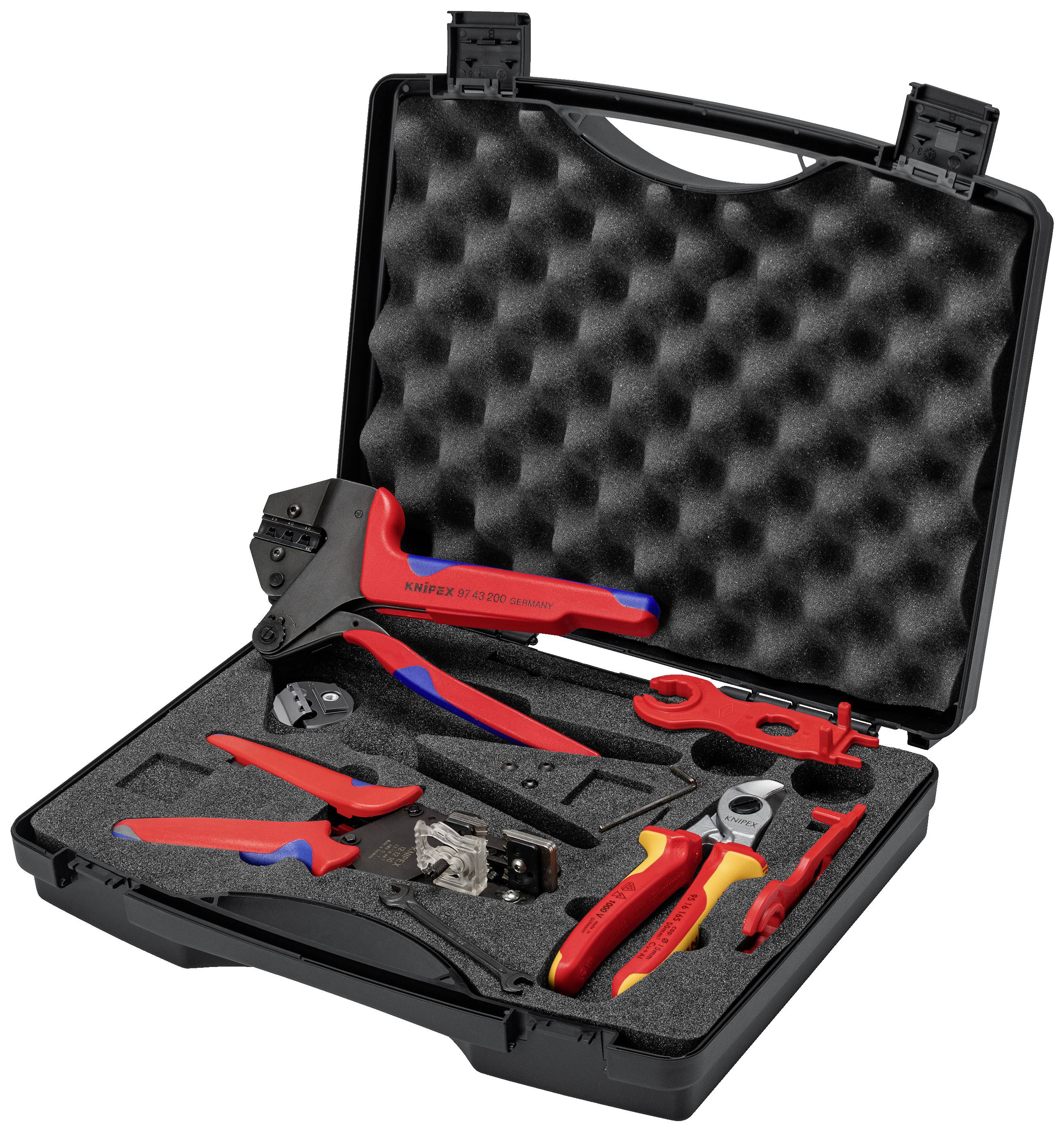 Mallette à outils ouverte avec plusieurs outils manuels sur un support en mousse, comprenant des pinces, des clés à molette et un outil à sertir.