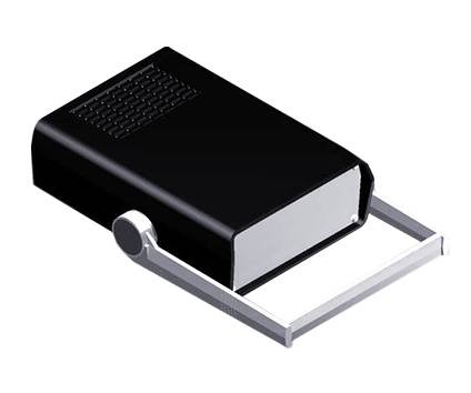 Un boîtier externe noir pour disque dur avec un cadre d'insertion blanc sur le côté droit, prêt à accueillir un disque dur.