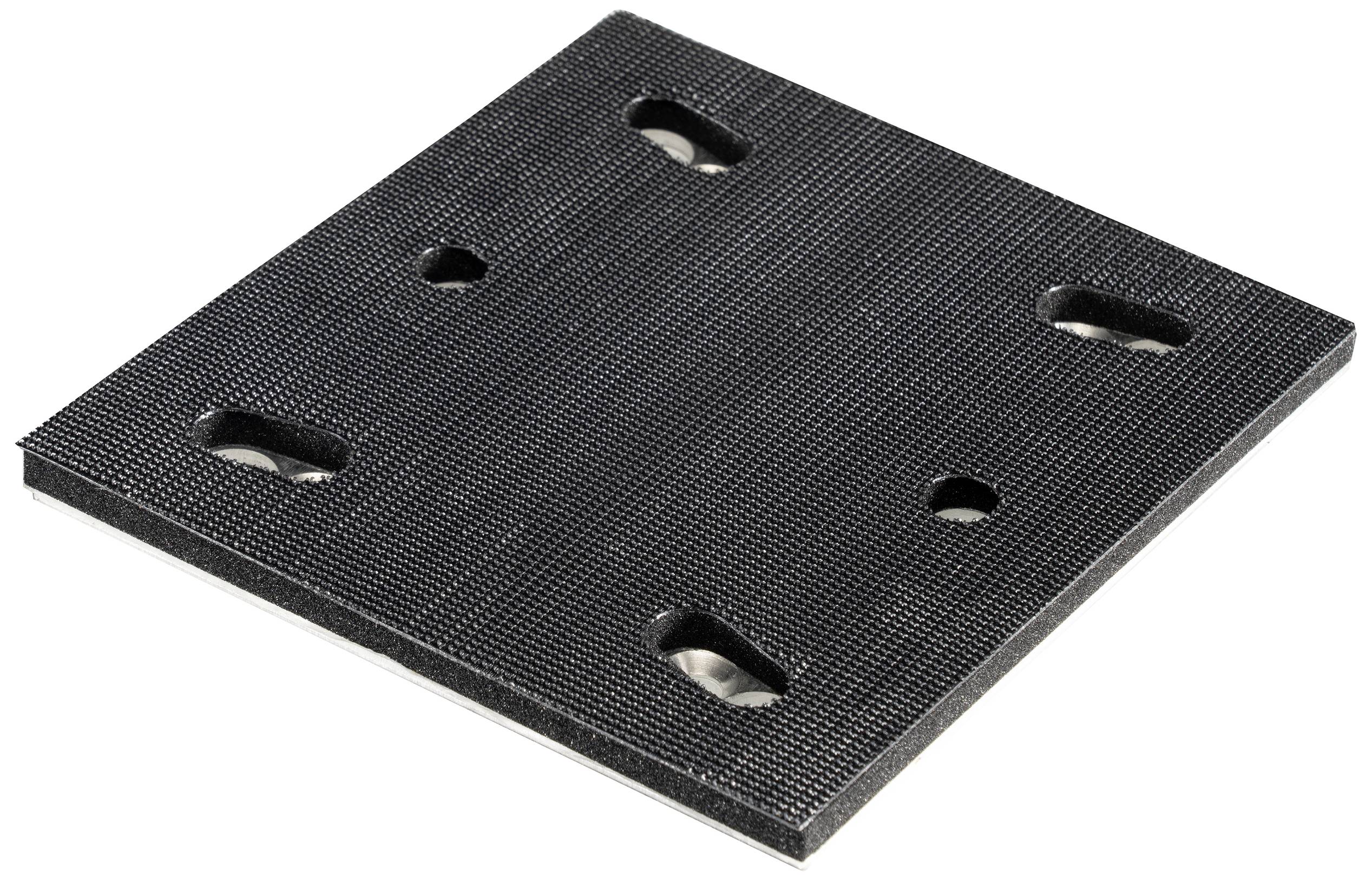 Plaque noire, structurée de manière carrée, avec quatre découpes arrondies aux coins et un trou en son centre.