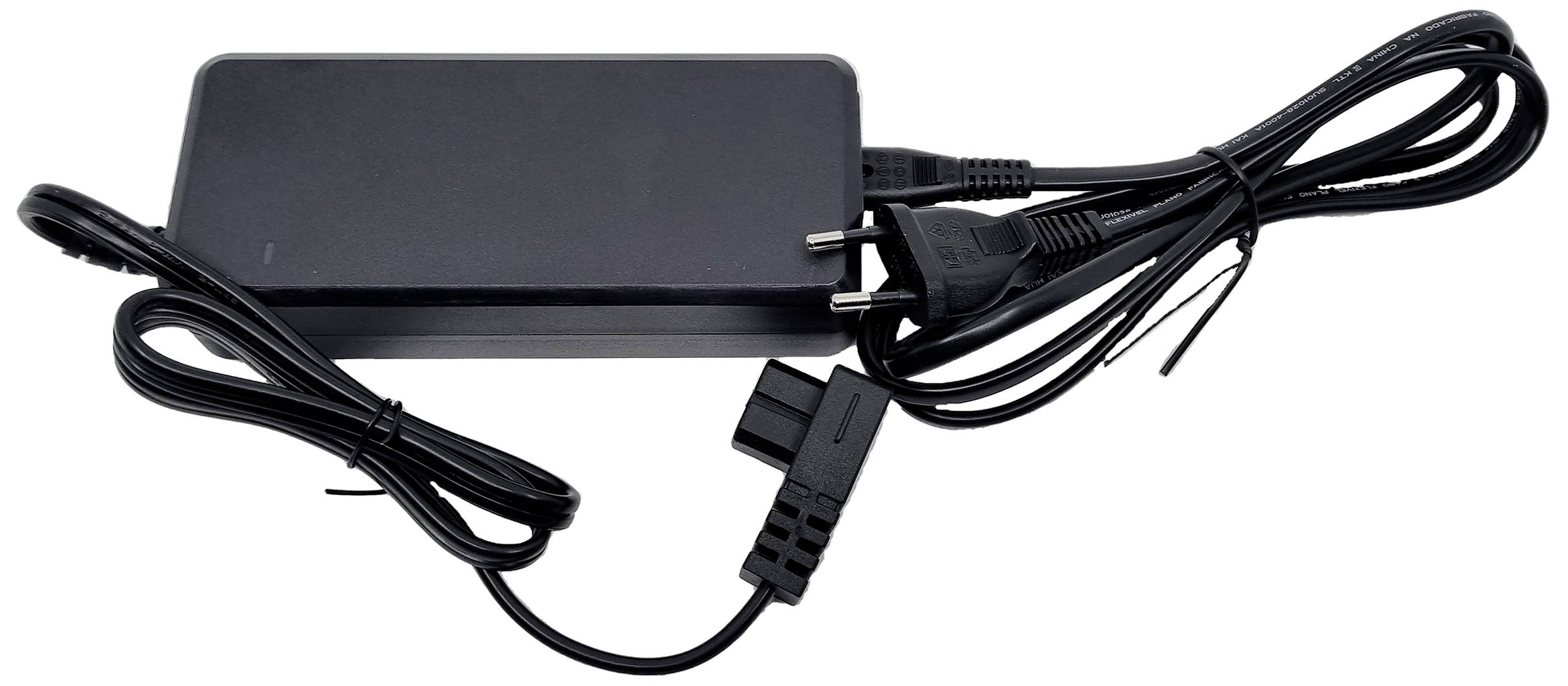 Un chargeur noir avec deux câbles, l'un avec une fiche européenne, l'autre avec une connexion bipolaire, est posé sur un fond blanc.