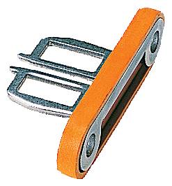 Un connecteur de ceinture de sécurité argenté avec une protection en plastique orange.