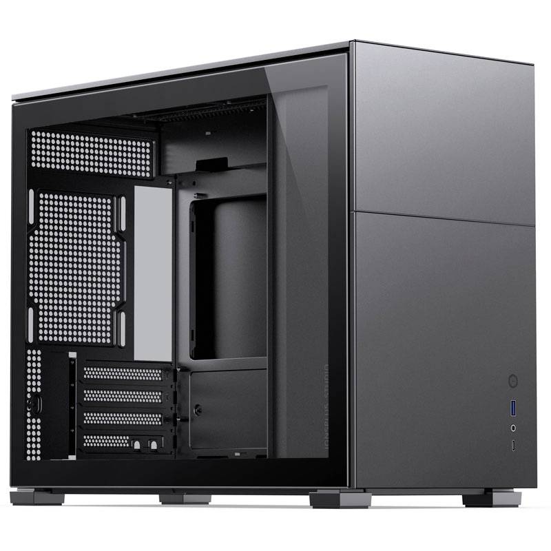 Un boîtier PC noir examiné. Il est spacieux avec une fenêtre latérale transparente, montrant l'intérieur et les ports situés en bas à l'avant.