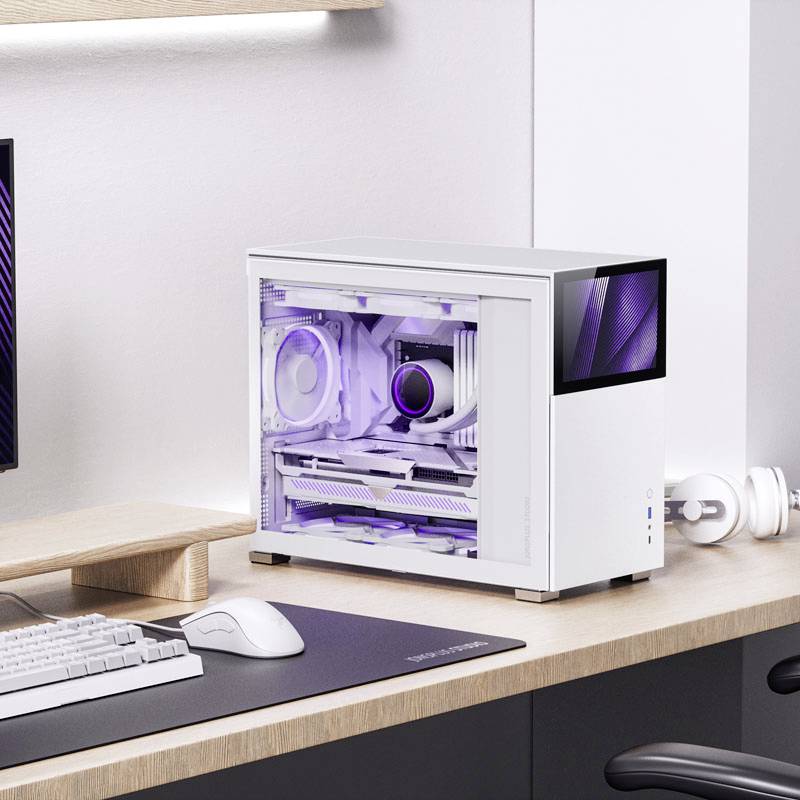 Un ordinateur de bureau compact blanc avec des composants intérieurs illuminés en violet est posé sur un bureau à côté d'un clavier.