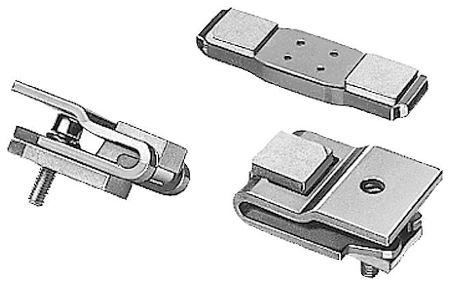 Trois éléments de fixation métalliques de formes différentes et avec des mécanismes de serrage distincts, utilisés pour le montage de bornes.