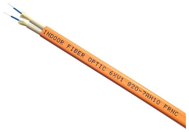 Un câble à fibre optique orange portant l'inscription 'INDOOR FIBER OPTIC GKW1 8-20-7AH10 FRNC', adapté à une utilisation en intérieur.