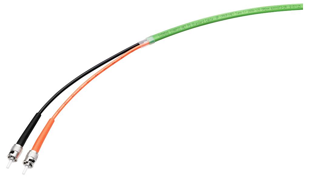 Deux câbles à fibre optique avec un revêtement orange et noir et des connecteurs métalliques. L'un des câbles porte une étiquette verte.