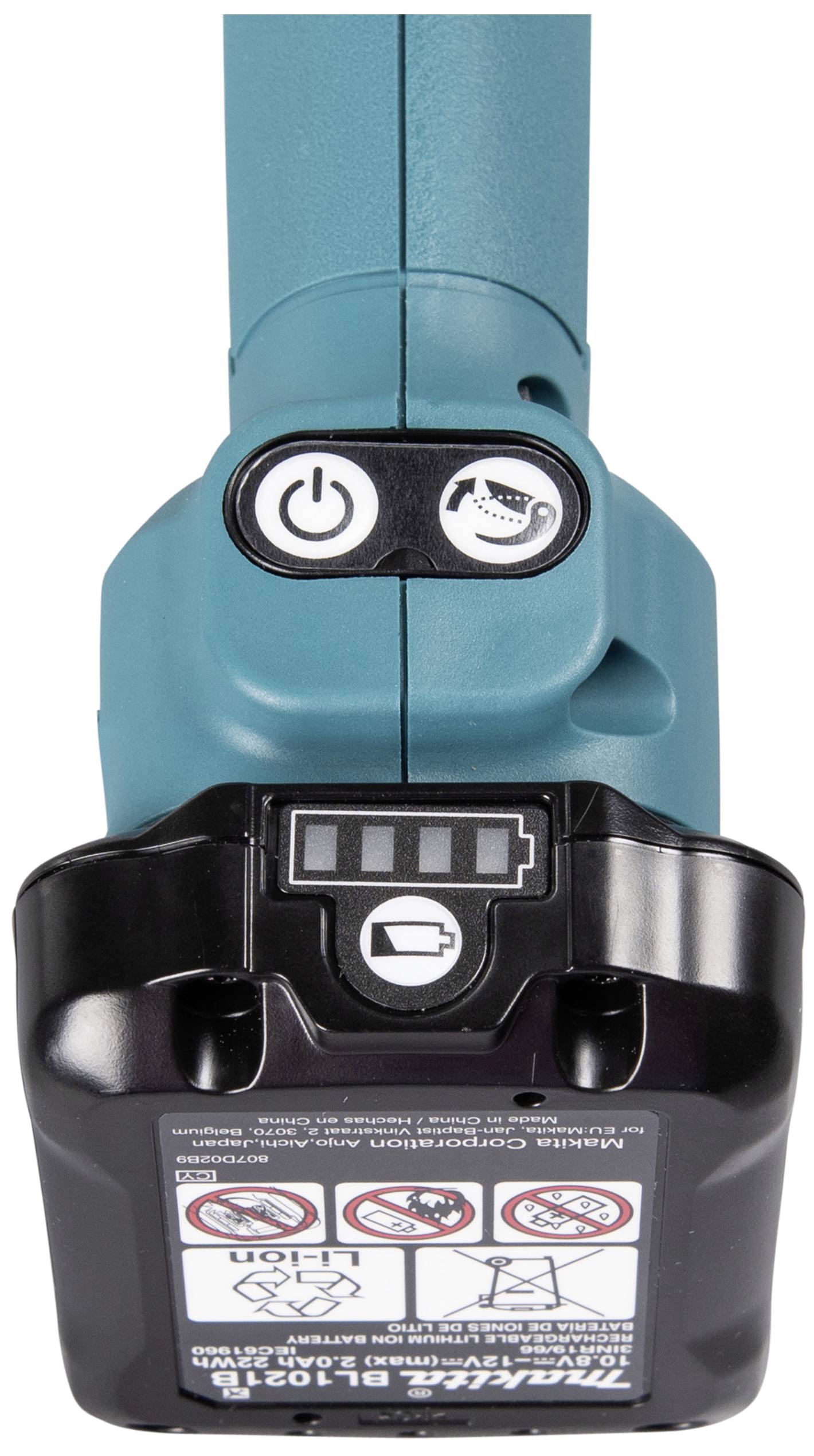 Sur l'image, on voit un tournevis électrique à batterie vu de dessous, avec la batterie et les boutons de commande visibles. L'étiquette du produit est également visible.