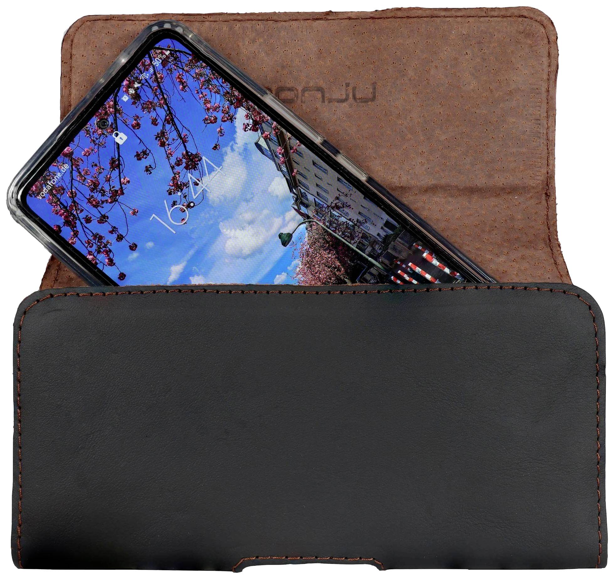 Un smartphone dans un étui en cuir marron affiche un écran montrant un ciel bleu et des branches fleuries.