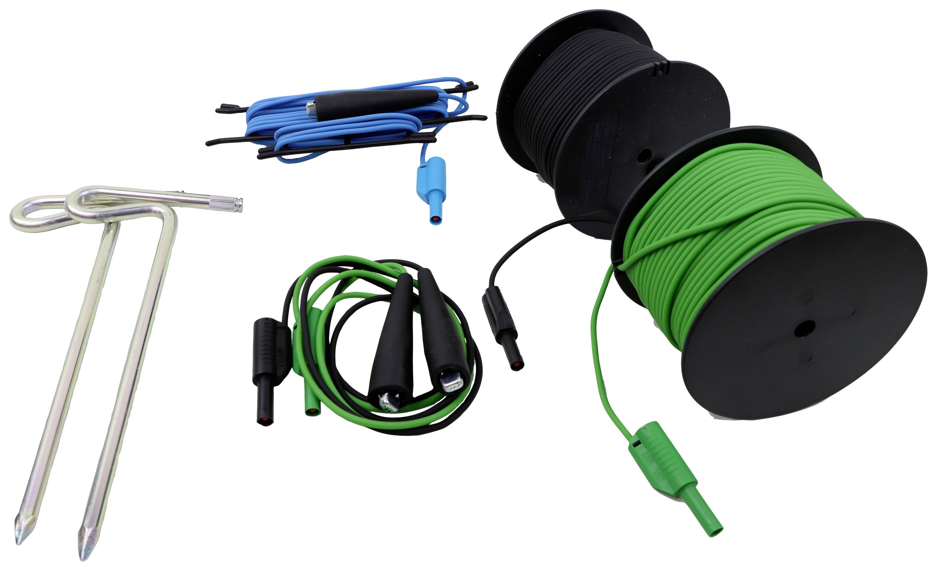 Deux ancres de terre, un rouleau de câble bleu et un rouleau de câble vert, reliés par des poignées et des fiches, sur un fond blanc.