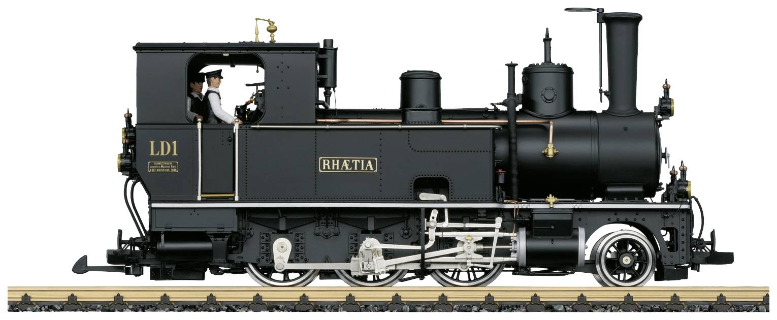 Un train noir portant l'inscription 'Rhätia', conduit par un conducteur, est stationné sur les voies.