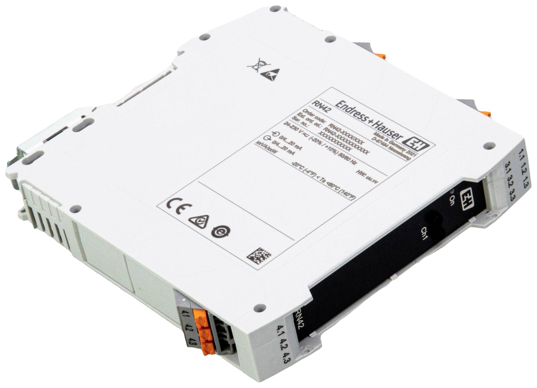 Un appareil électronique blanc de Endress+Hauser avec différentes connexions et marquages de sécurité sur sa surface supérieure.