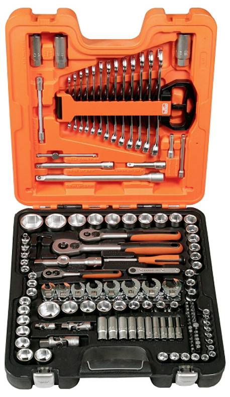 Ensemble d'outils de mécanicien dans un étui orange et noir, comprenant divers clés, douilles, tournevis et clés à cliquet soigneusement rangés.
