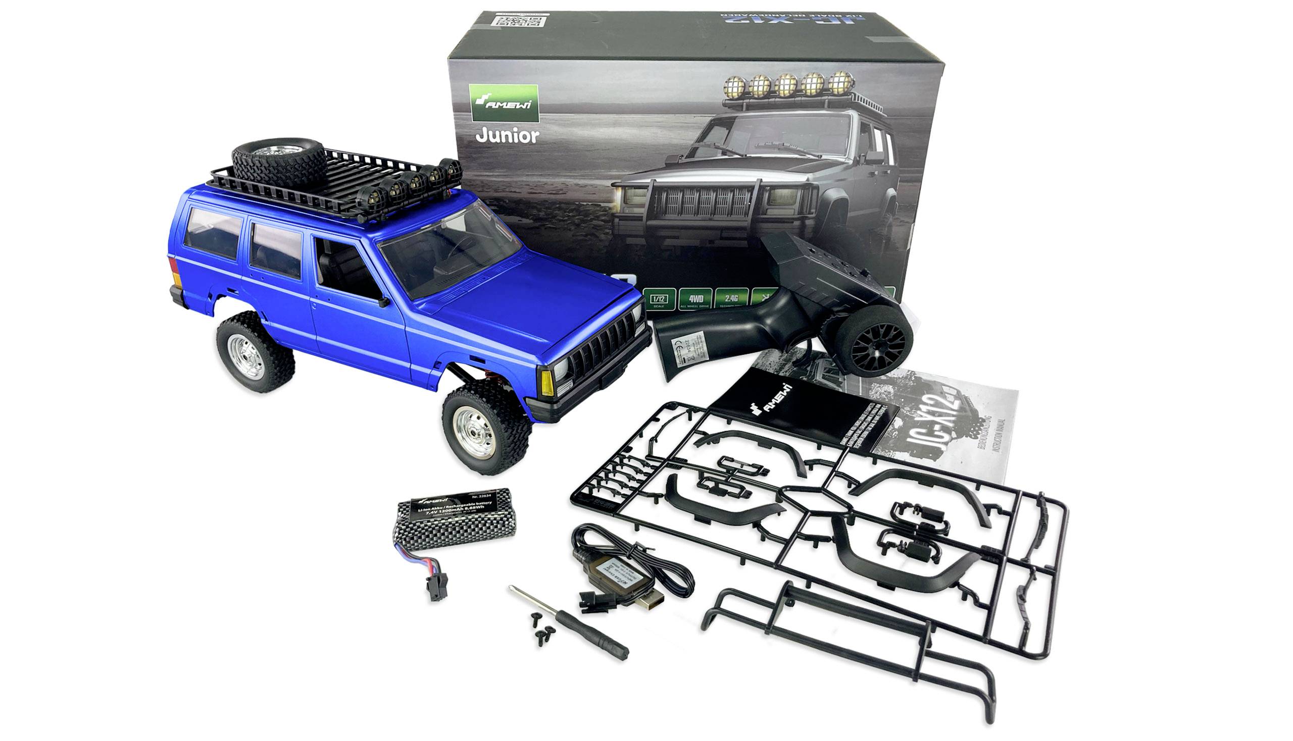 Kit de voiture télécommandée en bleu, avec accessoires tels que pneus et outils. Emballage présentant l'image du modèle assemblé en arrière-plan.