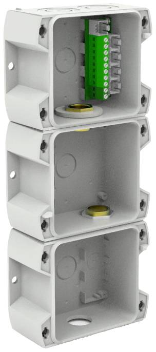Trois boîtes de raccordement grises empilées, celle du dessus contenant une barrette de connexion verte, les deux boîtiers inférieurs étant vides.