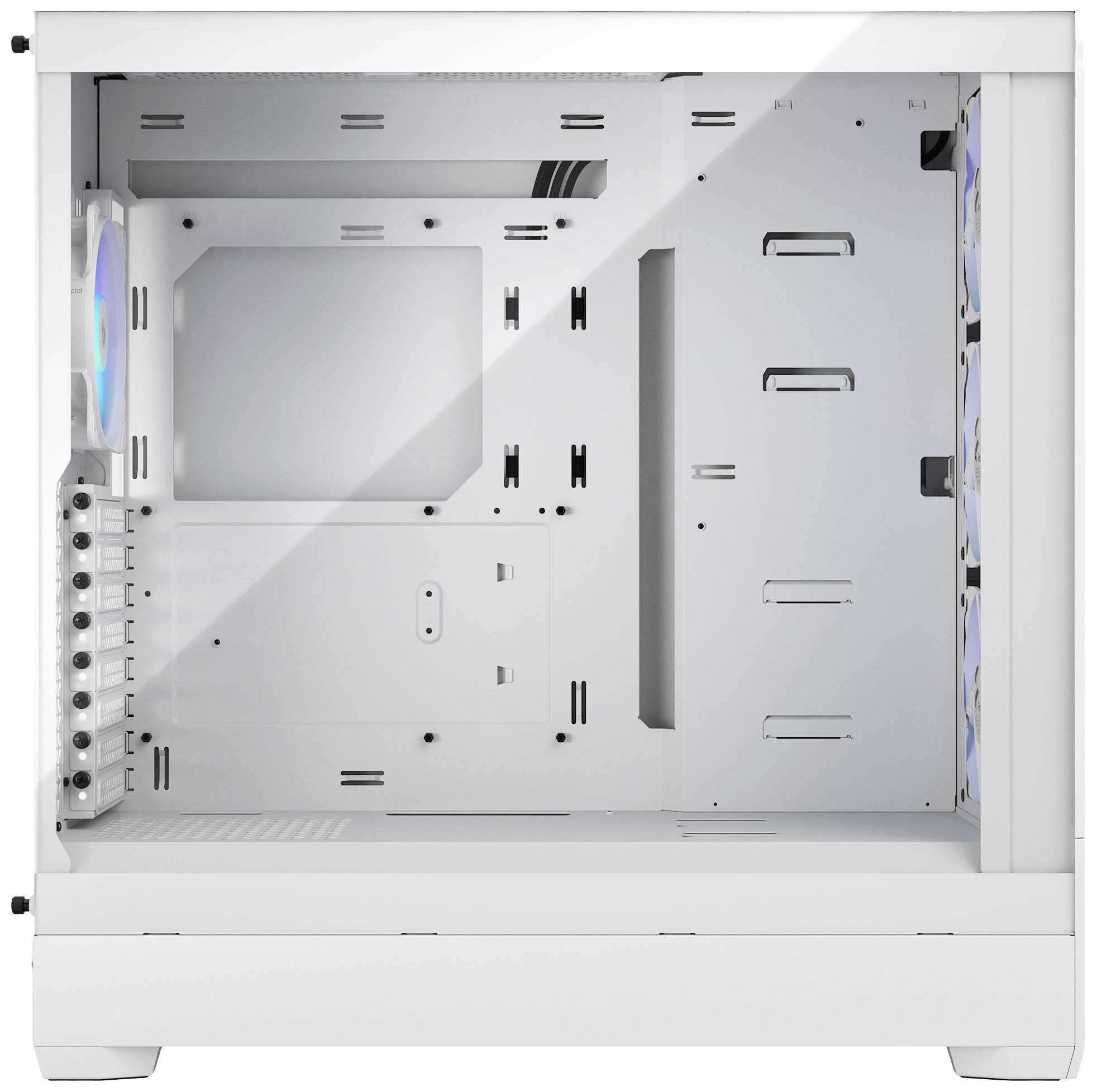 Boîtier d'ordinateur blanc sans composants, avec plusieurs supports de ventilateurs et de l'espace libre pour la carte mère, les lecteurs et l'alimentation électrique.