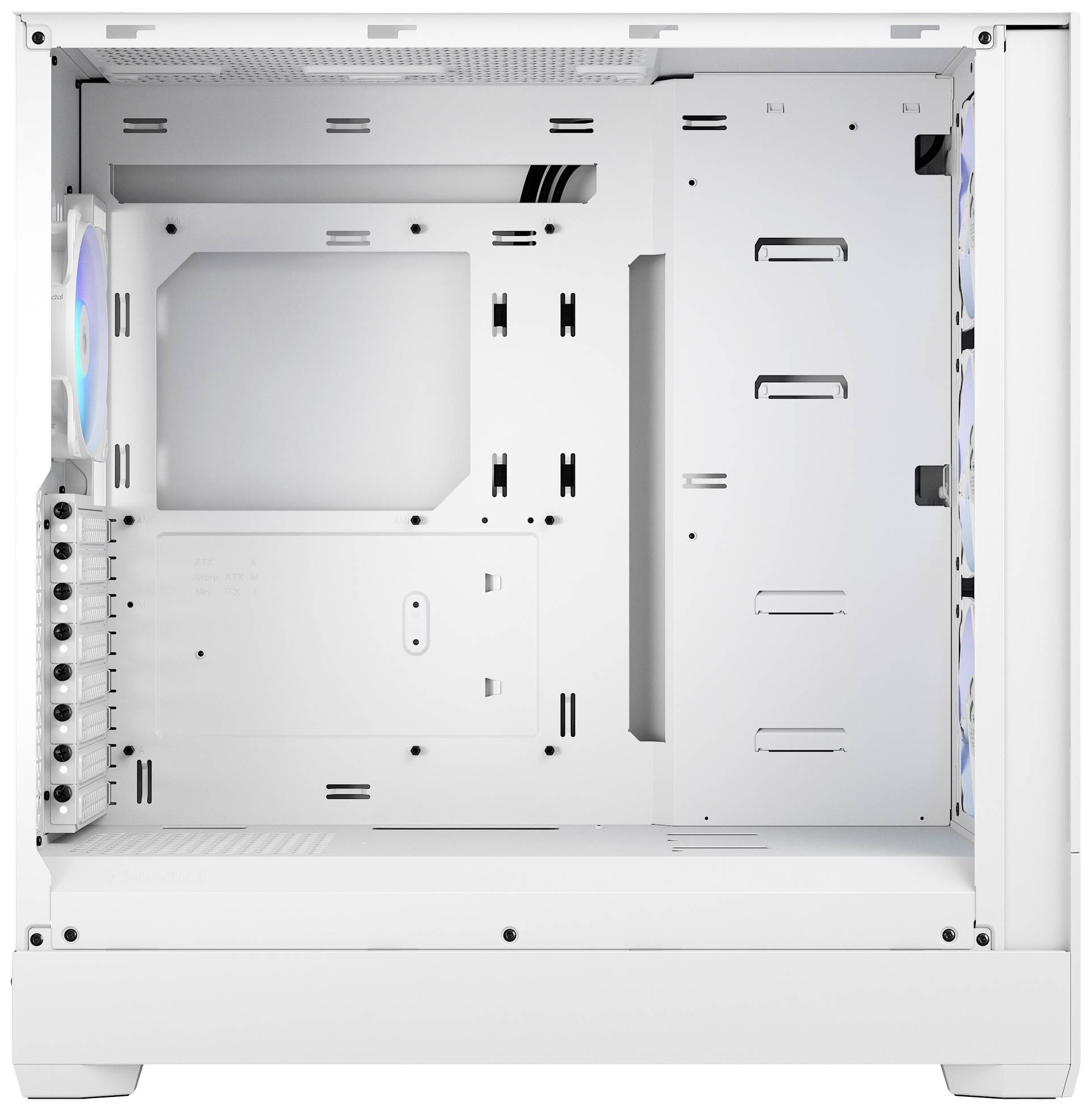 Un boîtier d'ordinateur blanc et vide révèle son intérieur avec des supports pour la carte mère et les lecteurs. Un emplacement pour ventilateur est visible en haut à gauche.
