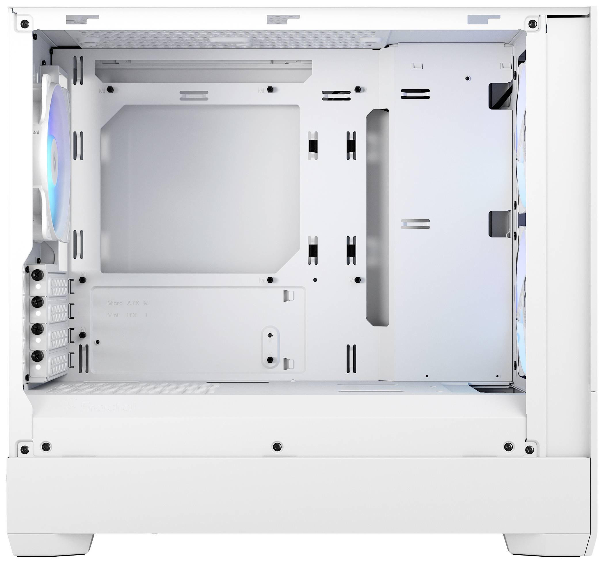 Boîtier d'ordinateur blanc avec un panneau latéral ouvert, montrant les points de fixation internes pour les composants, les ventilateurs et la gestion des câbles.