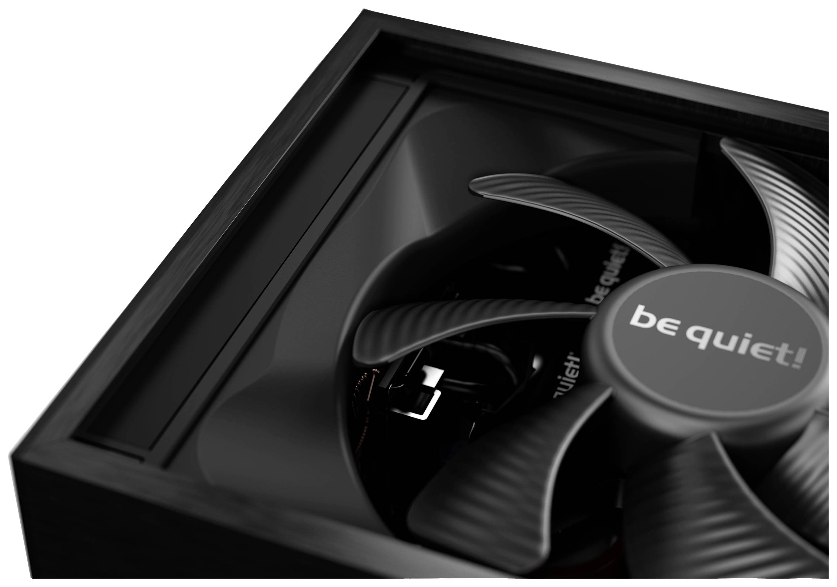 Un ventilateur d'ordinateur noir dans un boîtier avec l'inscription « be quiet! » sur le capot du ventilateur.