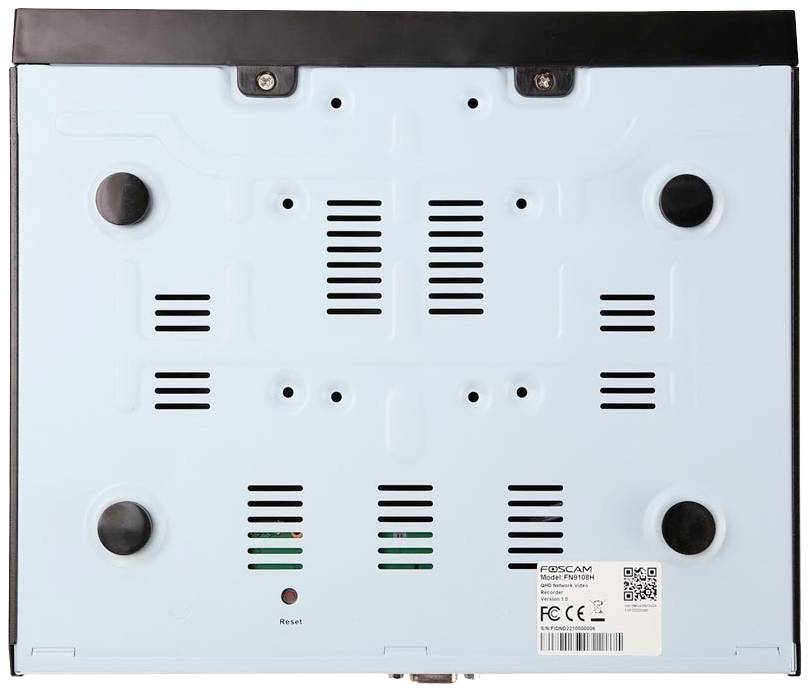 Vue arrière d'une caméra Foscam avec plusieurs fentes de ventilation et un code QR. Un bouton de réinitialisation et la certification CE sont visibles.