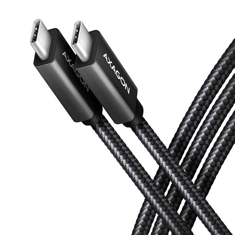 Deux câbles USB-C noirs avec des connecteurs argentés et une gaine tressée sur un fond blanc. Marque de câble 'AXAGON'.