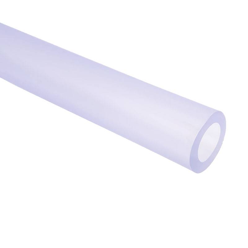 Une feuille tubulaire transparente posée sur un fond blanc. La feuille est lisse et enroulée uniformément.