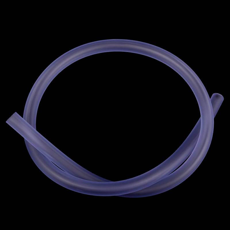 Tuyau en plastique transparent, enroulé en spirale, sur un fond noir.