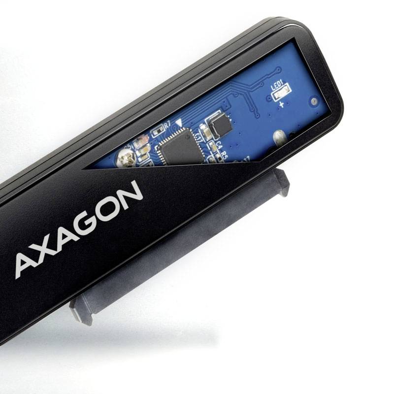 Une clé USB avec un capuchon amovible, le nom de marque 'Axagon' visible, montrant une carte électronique bleue avec des composants électroniques.
