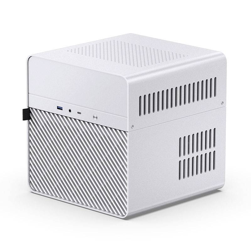 Un petit ordinateur carré de couleur argent avec des fentes de ventilation et des ports USB.