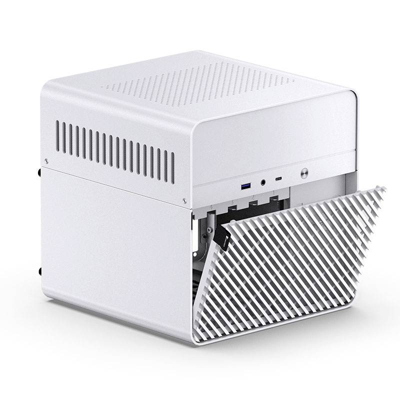 Un mini-PC argenté avec un panneau avant ouvert montrant des fentes de ventilation. Une interface USB est visible.