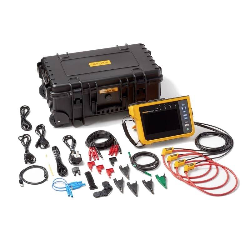 Appareil de diagnostic électrique avec accessoires, comprenant des câbles et des pinces, à côté d'un coffret de transport noir. Idéal pour la maintenance technique.