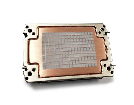 Un dissipateur thermique en cuivre sur un composant électronique, servant à l'évacuation de la chaleur. Structure carrée nette à la surface.