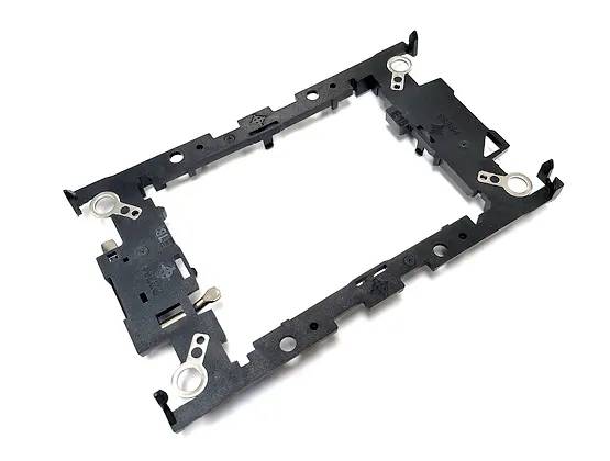 Support de montage métallique pour disques durs de 2,5 pouces avec trous de fixation et clips, noir, forme rectangulaire.