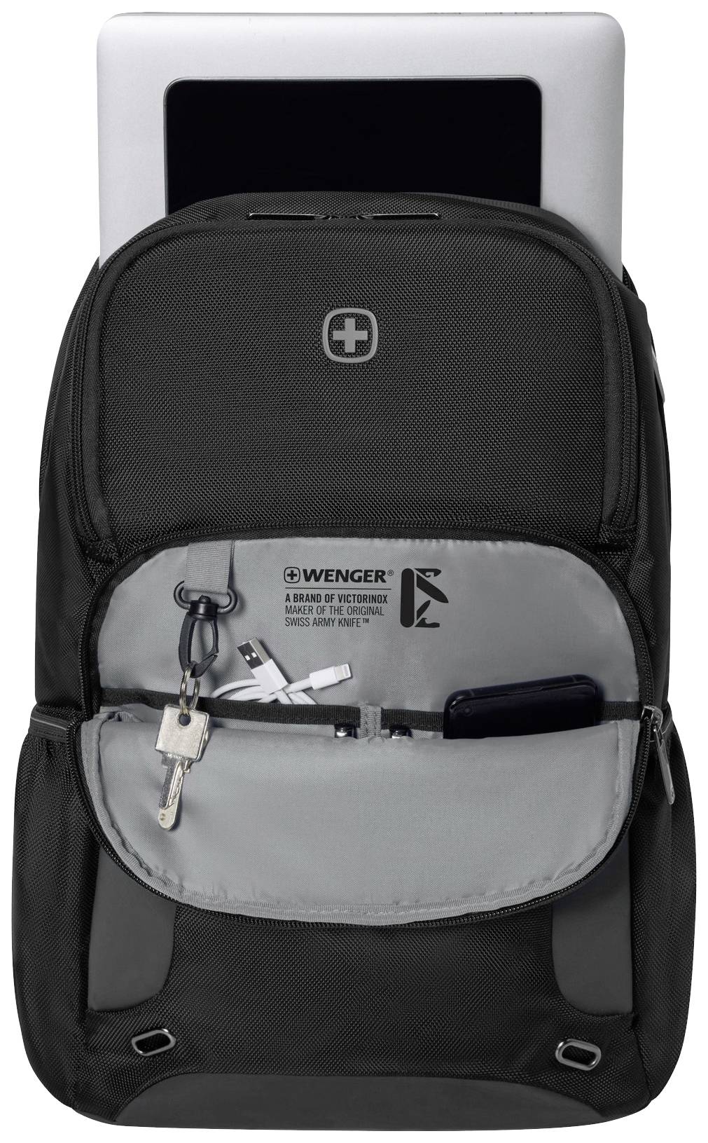 Un sac à dos noir avec plusieurs compartiments. Le compartiment principal contient un ordinateur portable. À l'avant se trouvent des clés et un câble.