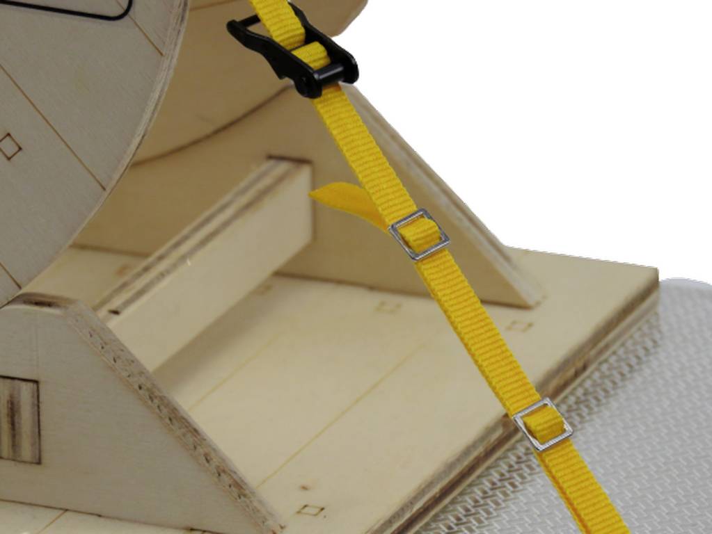 Bande jaune en tissu avec des boucles métalliques fixée à une structure en bois, sert à attacher et sécuriser des objets.