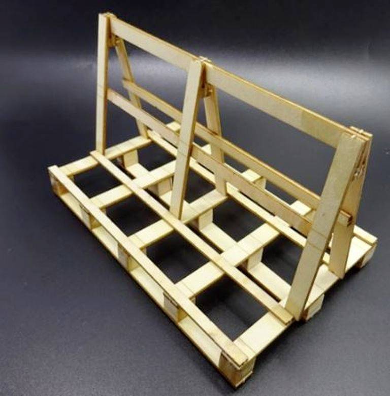 Bâti en bois en forme d'étagère ou d'étagère sur fond noir. Il dispose de plusieurs traverses horizontales et verticales.