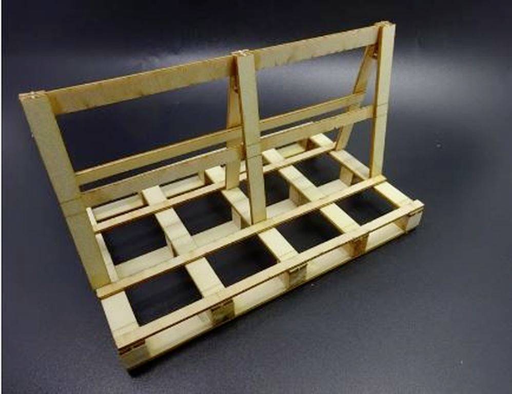 Un modèle en bois d'un cadre ou d'une étagère, composé de grilles rectangulaires et de supports verticaux, sur un fond sombre.