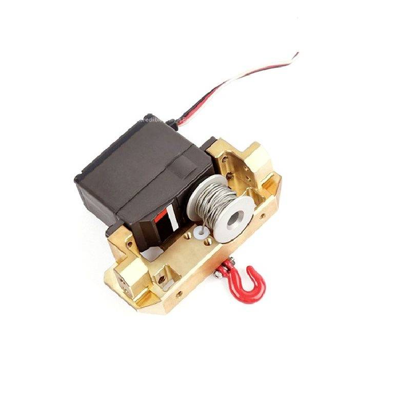Un petit moteur électrique avec des câbles, un rouleau métallique et un crochet rouge, adapté aux projets de modélisme.