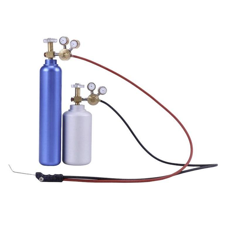 Deux bouteilles de gaz équipées de manomètres, reliées par des tuyaux rouge et noir. Adaptées aux applications techniques ou artisanales.