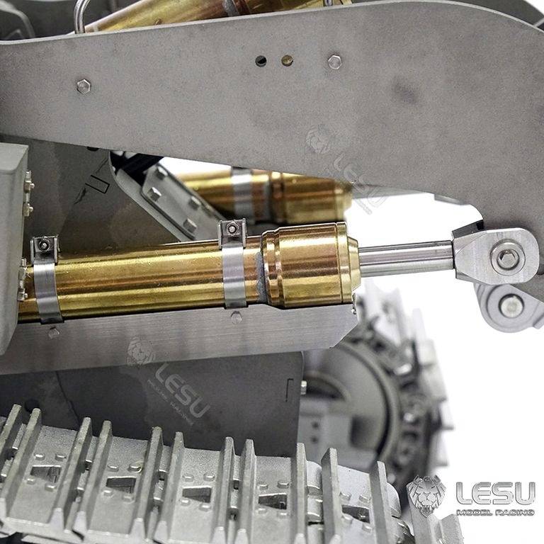 Bras robotique industriel en métal et cuivre avec des engrenages en arrière-plan, probablement partie intégrante d'une machine ou d'un véhicule plus important.