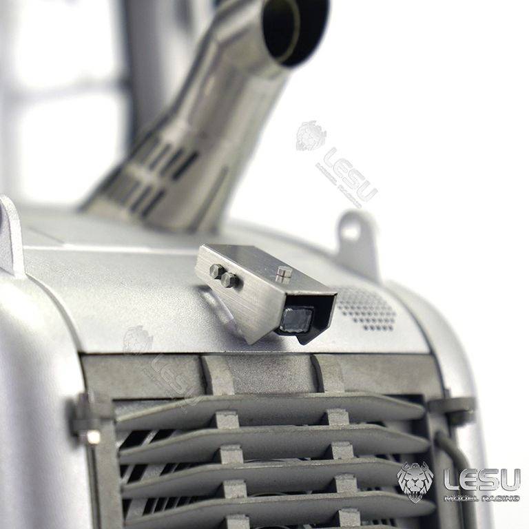 Gros plan d'un modèle argenté avec des grilles de ventilation et un tuyau d'échappement. Le nom de marque 'LESU' est visible à plusieurs endroits.