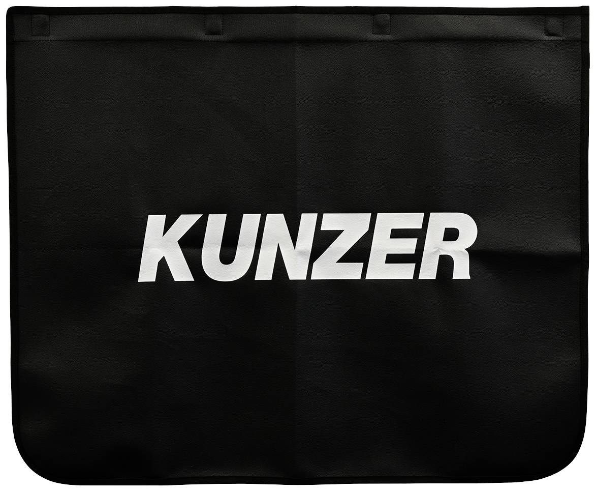 Un tapis de protection noir avec l'inscription blanche 'KUNZER' au centre.