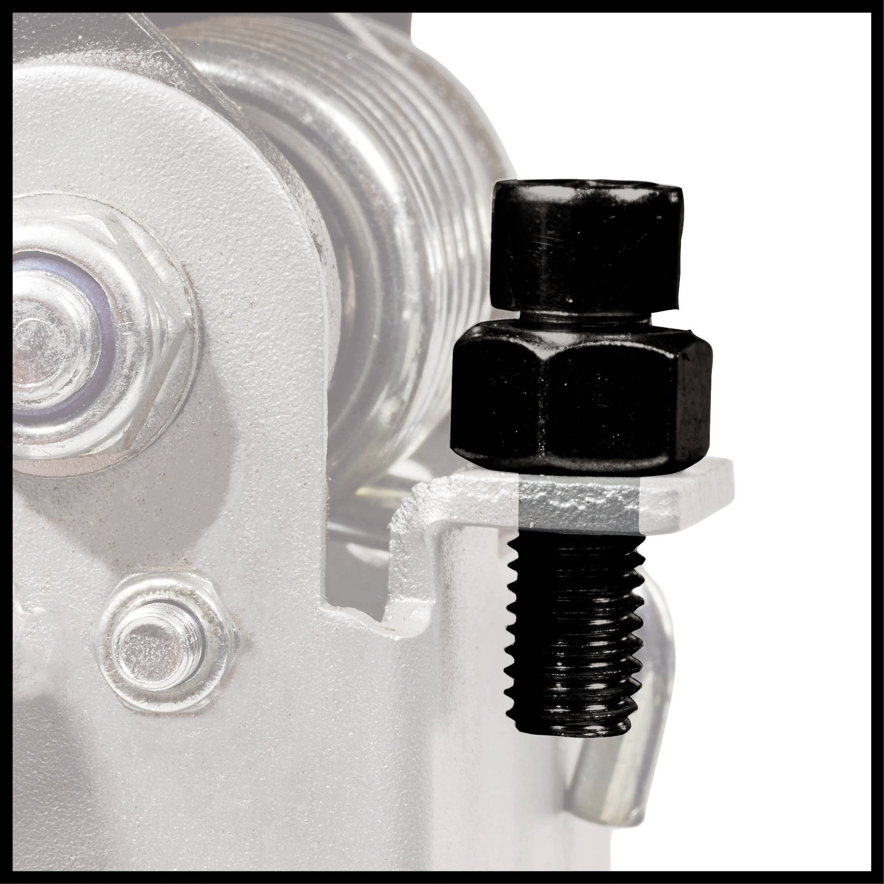 Boulon noir à côté d'une pièce mécanique, probablement partie intégrante d'une machine ou d'un moteur, sur un fond blanc.