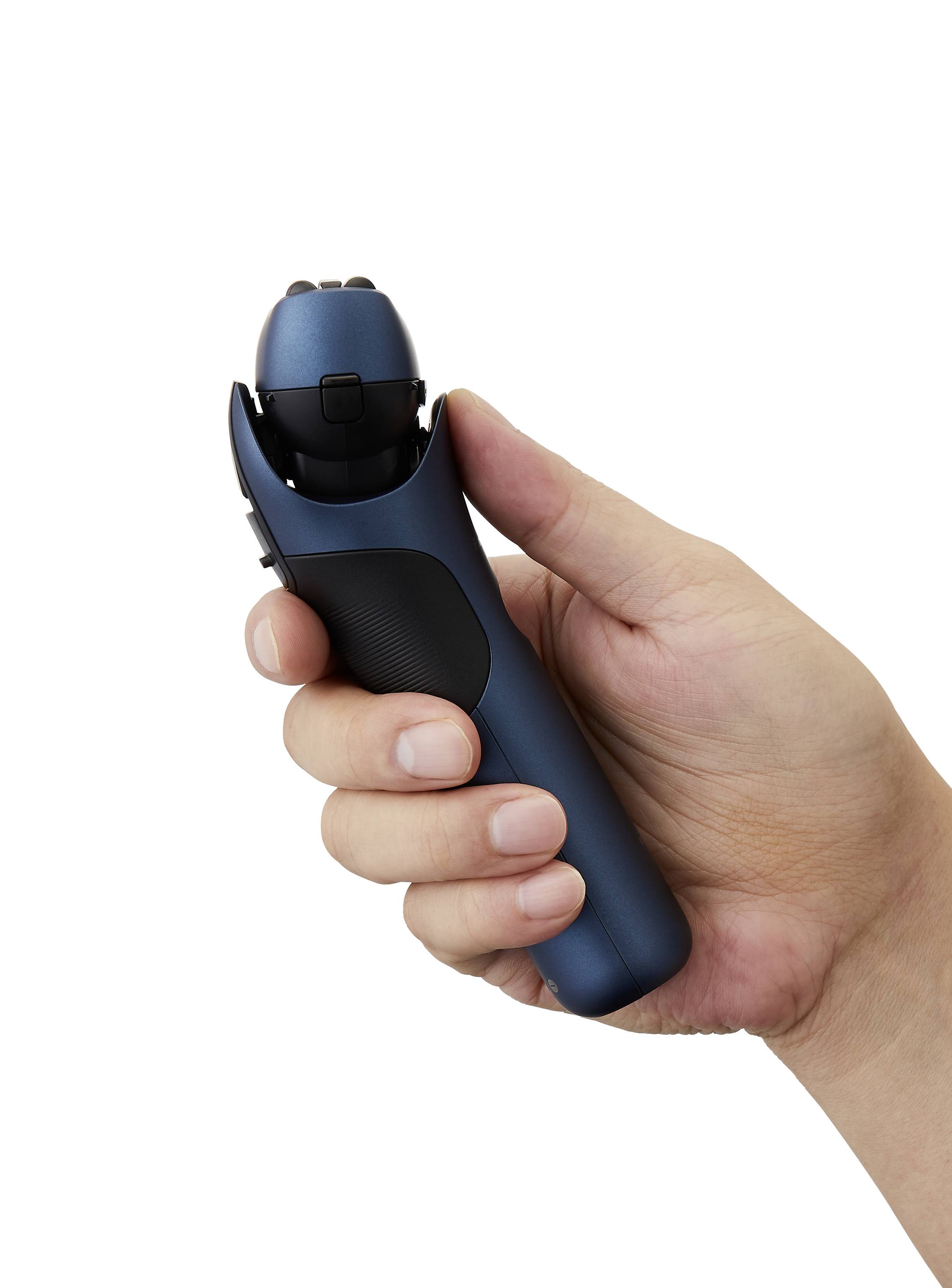 Une main tient un rasoir électrique bleu sans fil au design ergonomique.