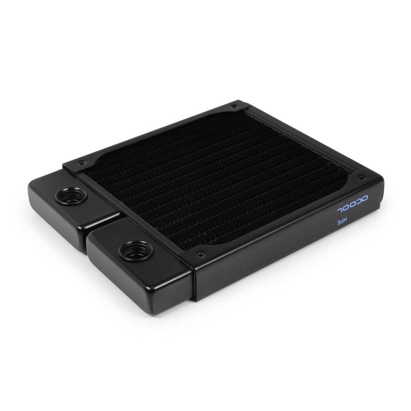 Radiateur noir rectangulaire avec deux connexions sur le côté. Utilisé pour le refroidissement à eau dans les ordinateurs, améliore l'évacuation de la chaleur.