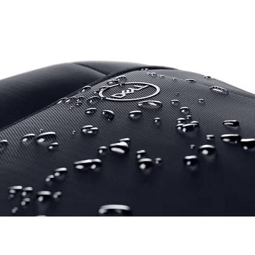 Surface imperméable d'un sac à dos avec des gouttes d'eau dessus, démontrant sa résistance à l'humidité.