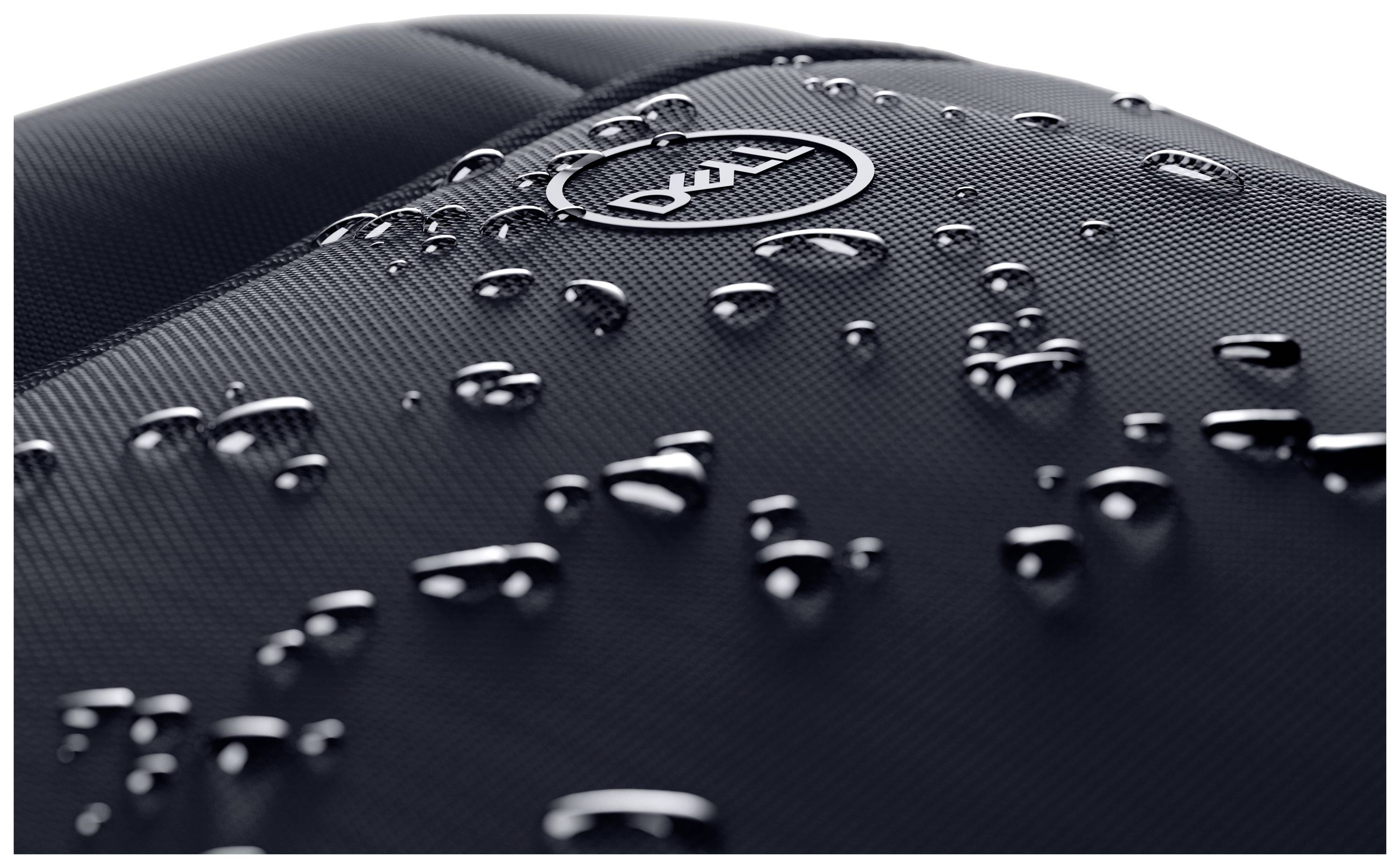 Gouttes d'eau sur une surface textile noire avec un logo métallique rond au centre.