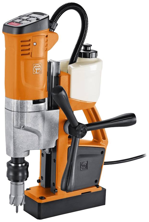 Machine de forage magnétique avec boîtier rouge, poignée, tête de fraisage et réservoir de liquide de refroidissement transparent, adaptée à l'usinage des métaux.